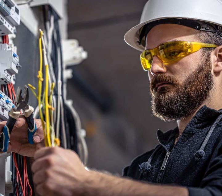 Électriciens certifiés pour tous travaux.